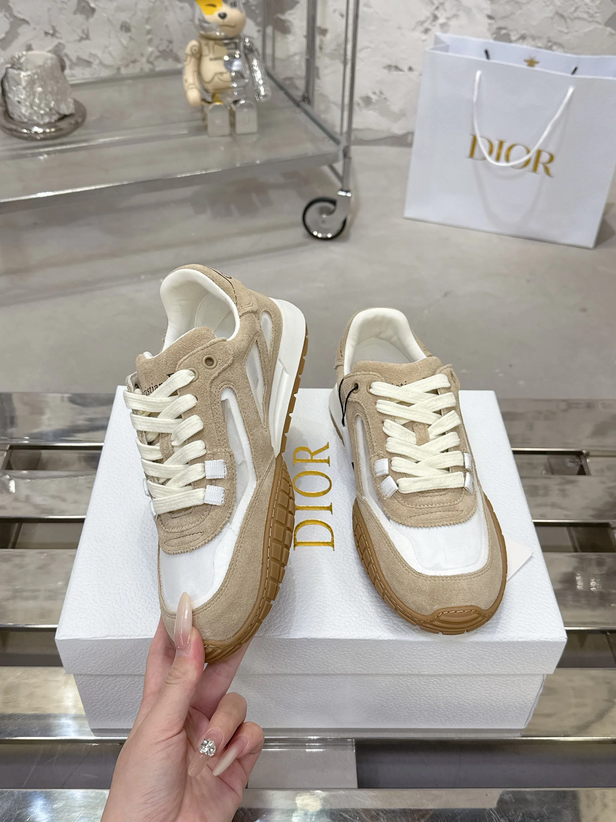 Factory price 640💰 Top version! ! ! Dior Tech sneakers Dior Tech is newly launched, with exquisite color matching and autumn and winter atmosphere. This Dior Tech sneaker is a new product in the 2026 early spring ready-to-wear series. It is equipped with fashionable details and highlights the retro aesthetics. Made of calfskin and suede calfskin upper with transparent mesh side panels and ChristianDior Paris signature on the heel and tongue. A textured, tonal Dior signature sole adds couture style. Upper material: Textile, cowhide split leather, cowhide leather with Christian Dior Paris logo on the heel and tongue Textured Dior logo rubber sole embellished with Christian Dior's lucky star symbol! Size 35-46 (40 for women, 41 for men, 38.45.46, custom made and non-refundable)